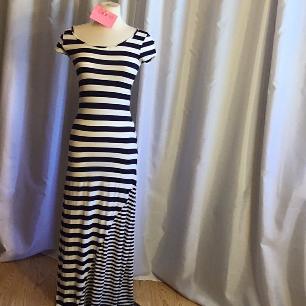 NWOT navy & cream striped maxi dress with short sleeves in size 9 L